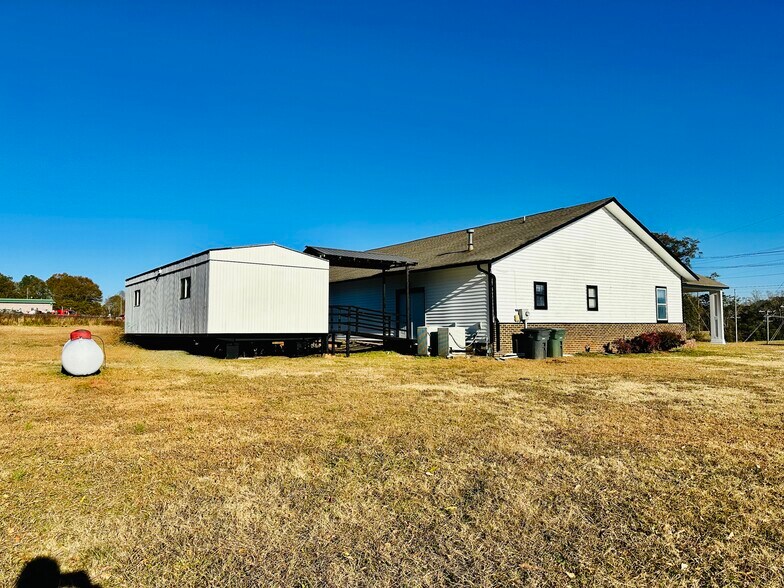 More Photos Of 9311 US-19, Zebulon Flex For Lease