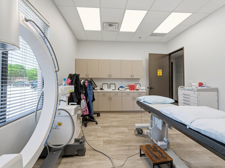 More Photos Of 6550 Naaman Forest Blvd, Garland Medical For Lease