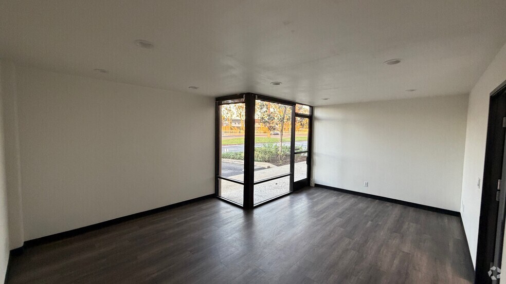 More Photos Of 350 E Orangethorpe Ave, Placentia Warehouse For Lease