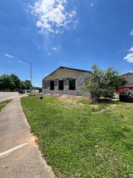 More Photos Of 628 Meridian St N, Huntsville Freestanding For Lease