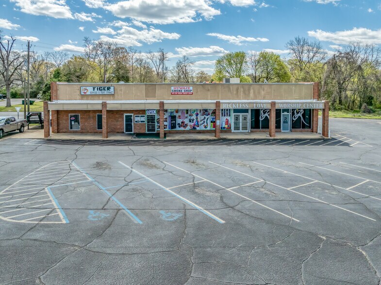 More Photos Of 205 S Elm St, Tuskegee General Retail For Lease