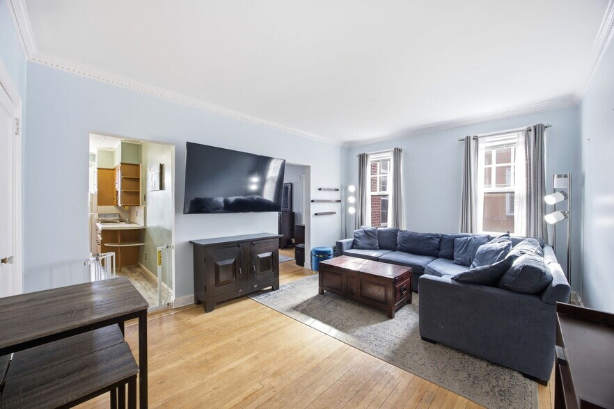 More Photos Of 7861 75th St, Glendale Multifamily For Sale