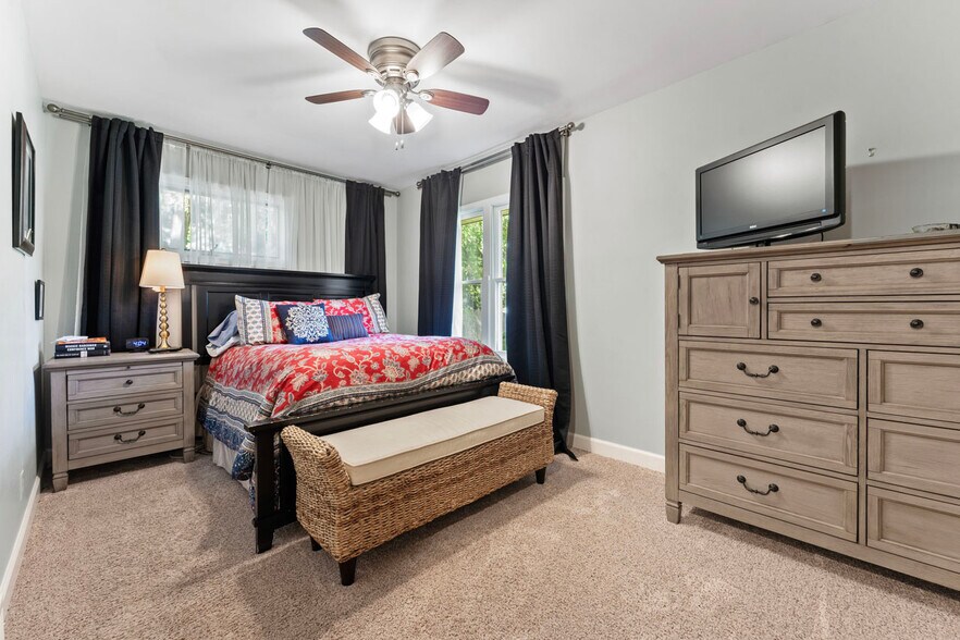More Photos Of 4403 S Roberts Rd, Island Lake Veterinarian Kennel For Sale