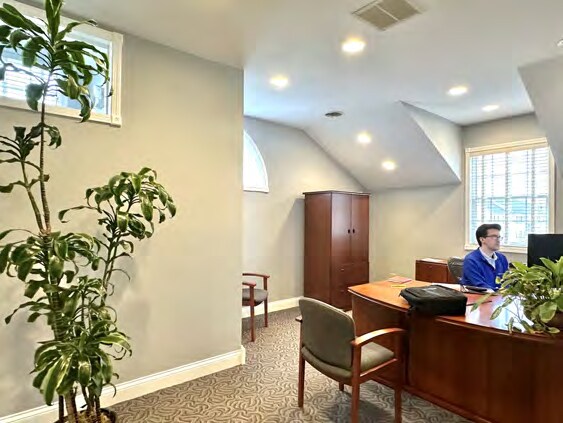 More Photos Of 214 Aberdeen Dr, Valparaiso Office For Sale