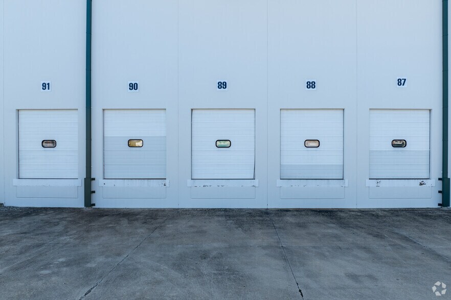 More Photos Of 11800-11900 N Lakeridge Pky, Ashland Distribution For Lease