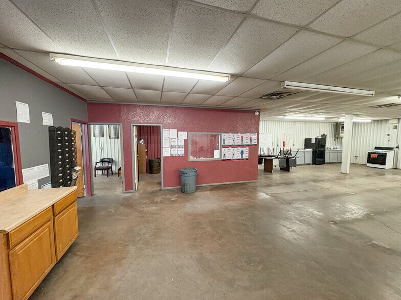 More Photos Of 200 N Pine St, Kermit Industrial For Sale