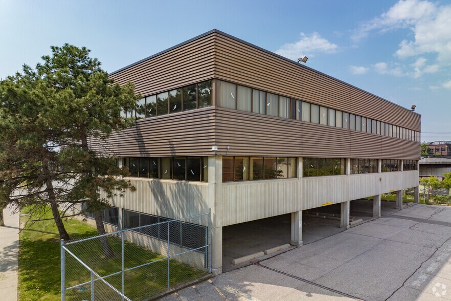 More Photos Of 1900 Dundas St W, Toronto Office For Lease