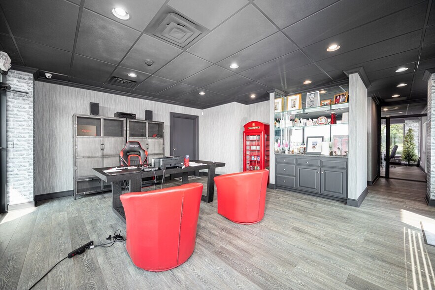 More Photos Of 300 Heath Rd, Heath Airplane Hangar For Sale