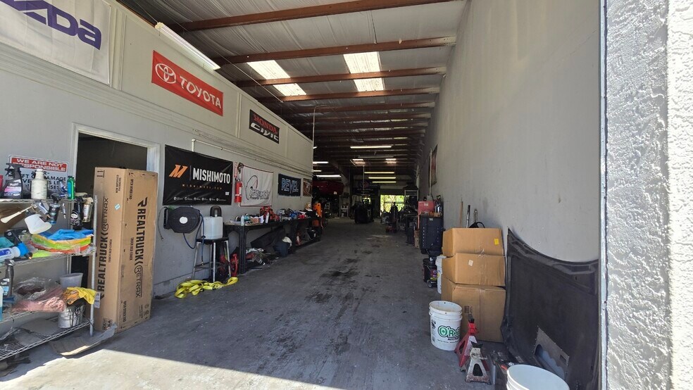 More Photos Of 10780 47th St N, Clearwater Warehouse For Lease