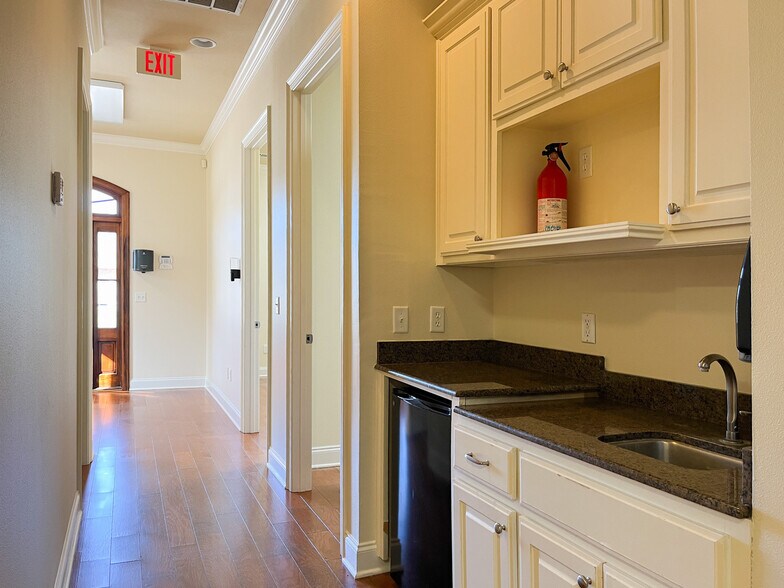 More Photos Of 1201 S Purpera Ave, Gonzales Office For Lease