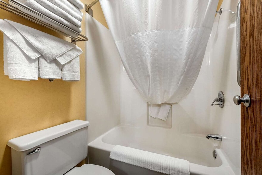 More Photos Of 670 Eagleridge Blvd, Pueblo Hotel For Sale