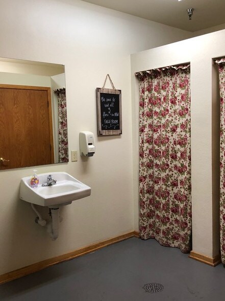 More Photos Of 225 SE 21st St, Grand Rapids Storefront Retail Office For Sale