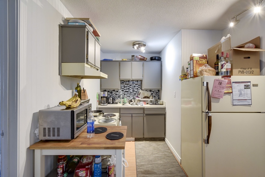 More Photos Of 9103 Glover Rd, Langley Storefront Retail Residential For Lease