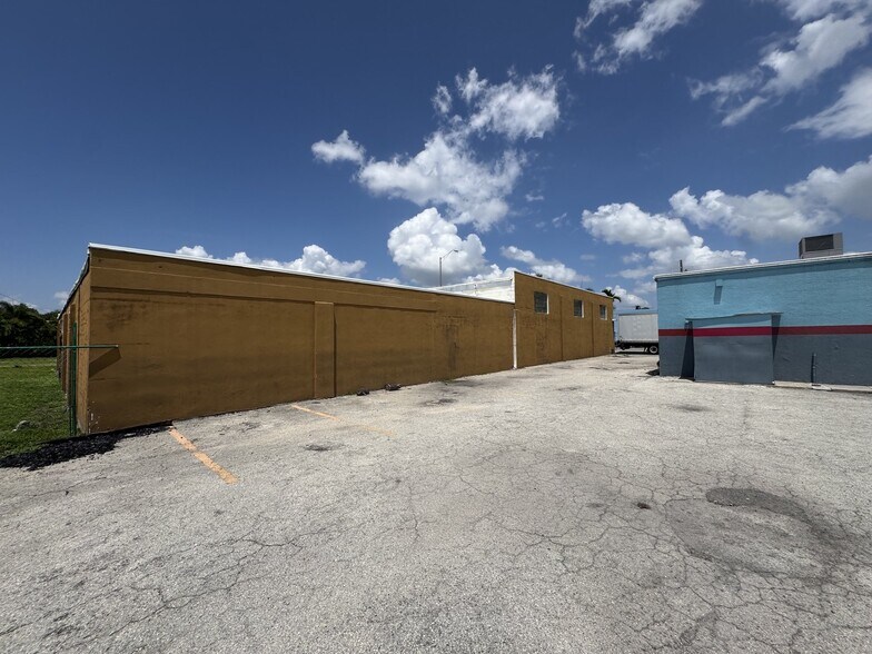 More Photos Of 3230 Palm Beach Blvd, Fort Myers Showroom For Lease