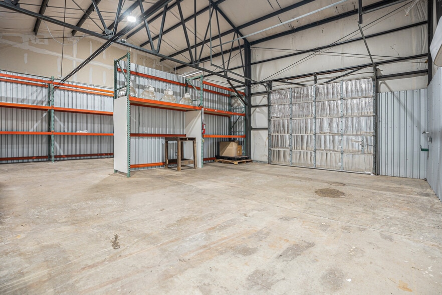More Photos Of 110 N Walker St, Angleton Warehouse For Lease