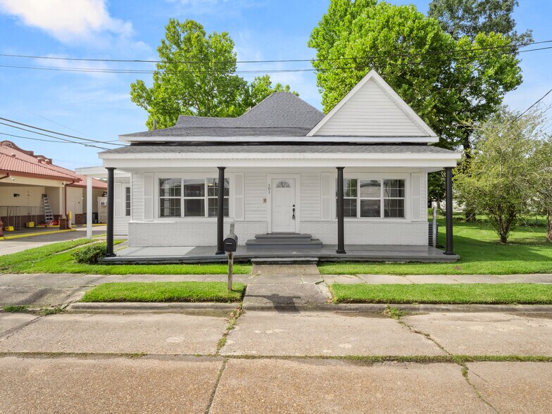 More Photos Of 101 W Center St, DeQuincy Office For Lease