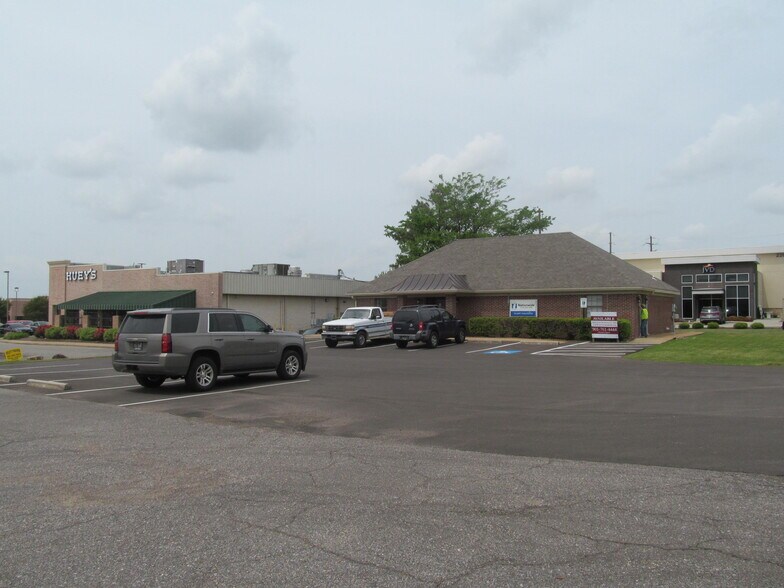 More Photos Of 212 Goodman Rd E, Southaven Office For Lease