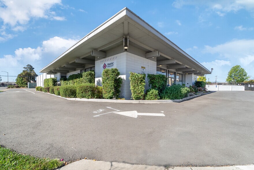 Primary Photo Of 8399 Edgewater Dr, Oakland Warehouse For Lease
