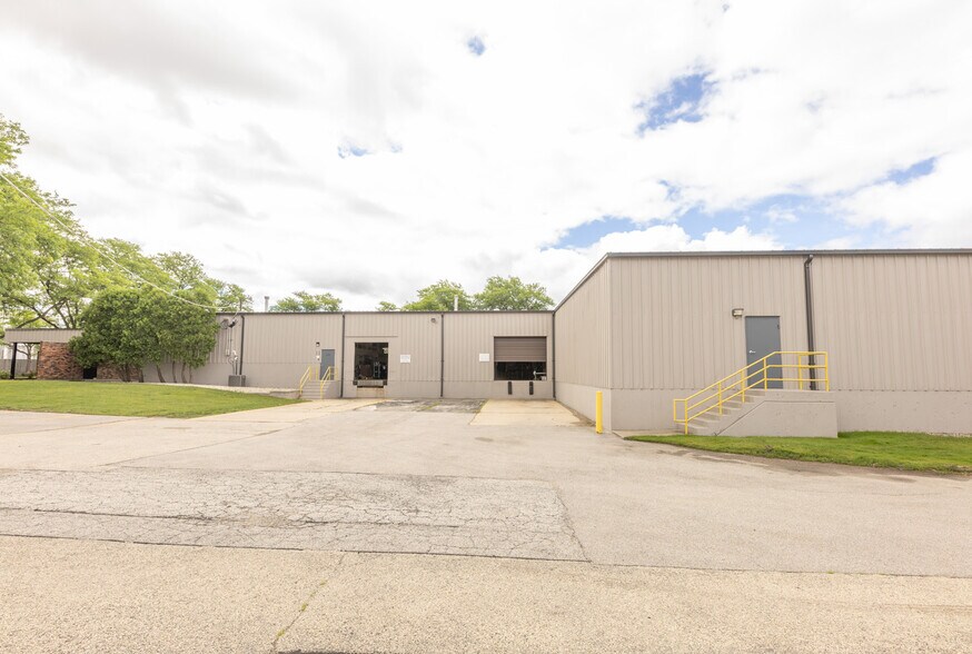 More Photos Of 450 S Wheeling Rd, Wheeling Flex For Sale