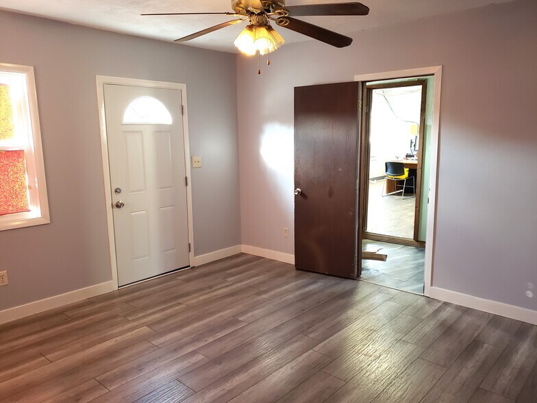 More Photos Of 529 E 2nd St, Franklin Self Storage For Lease