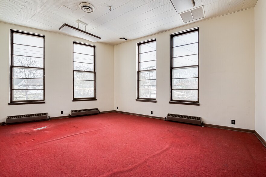 More Photos Of 740 W Oakland Ave, Port Washington Manufacturing For Lease