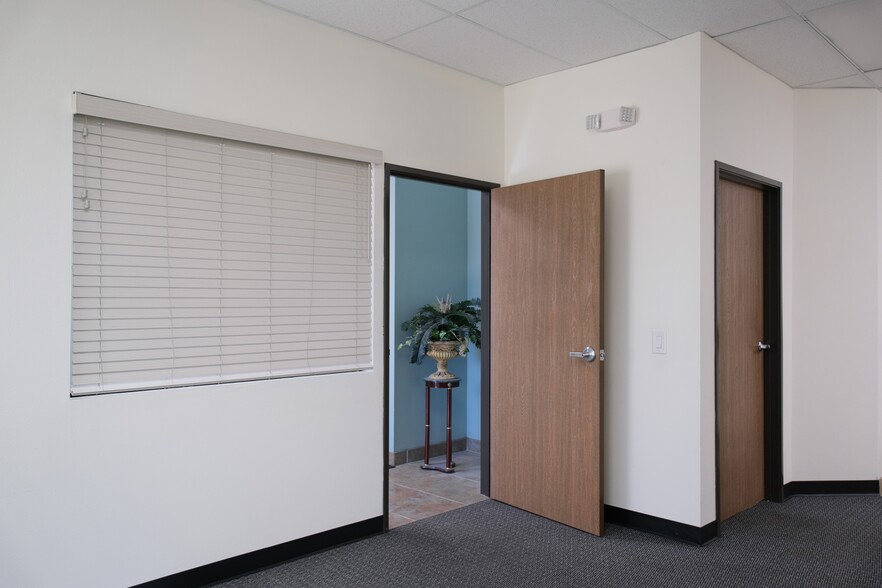 More Photos Of 4517 Market St, Ventura Light Distribution For Lease