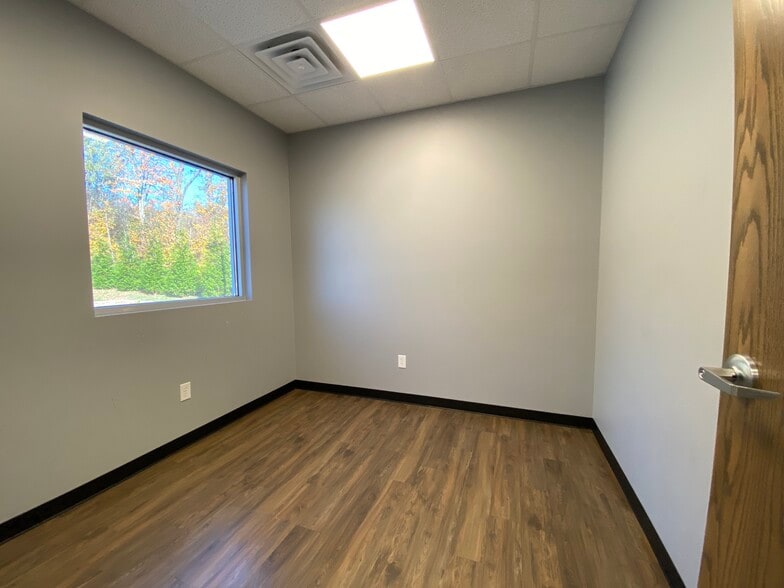 More Photos Of 2221 John Williams Blvd, Bedford Office For Sale