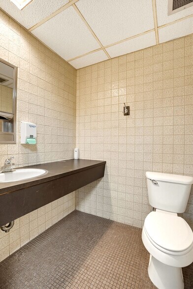 More Photos Of 1414 Arlington St, Ada Medical For Lease