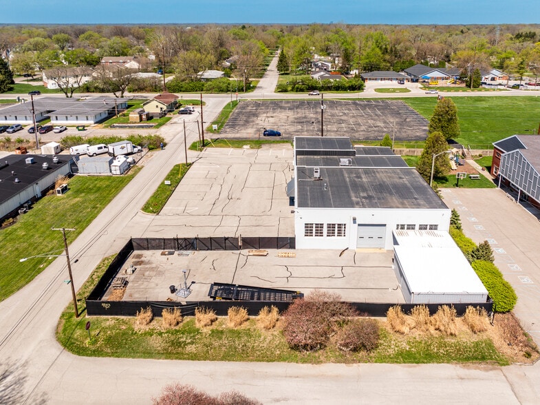 More Photos Of 5513 N Oxford St, Indianapolis Showroom For Lease