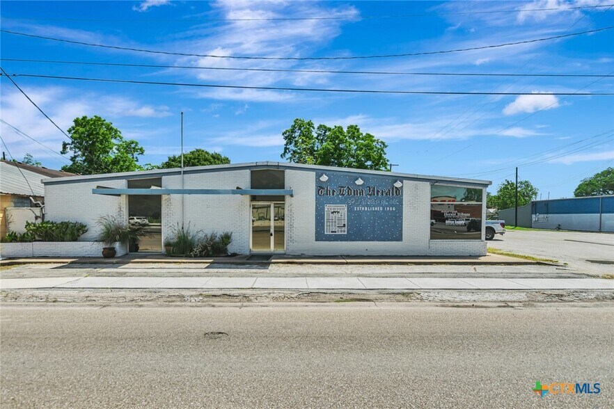 Primary Photo Of 306 N Wells St, Edna Office For Sale