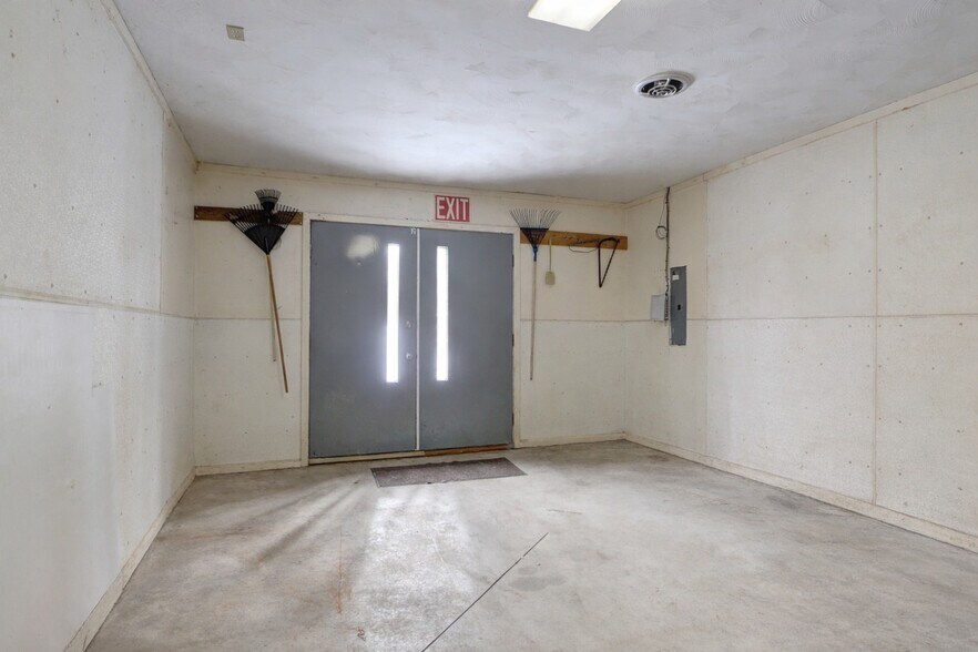 More Photos Of 762 Pre Emption Rd, Geneva Veterinarian Kennel For Sale