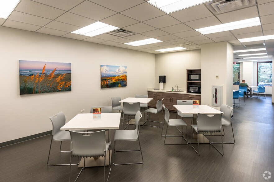 More Photos Of 1650 Lake Cook Rd, Deerfield Office For Lease