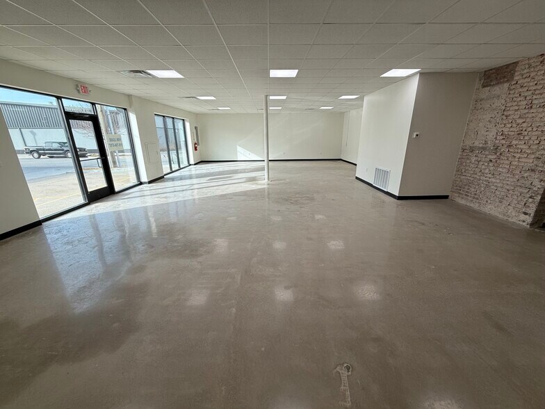 More Photos Of 117 N Shields Ln, Bixby Storefront Retail Office For Lease