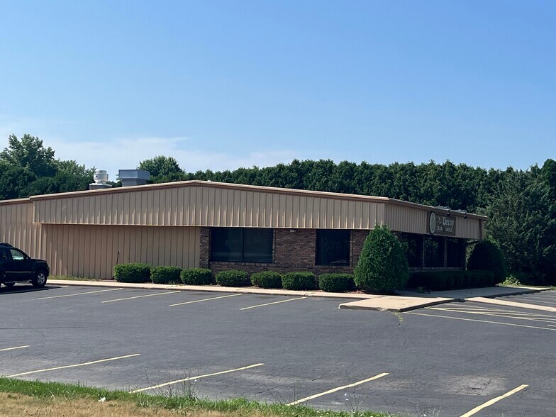 More Photos Of 1105 N Main St, Edgerton Restaurant For Sale