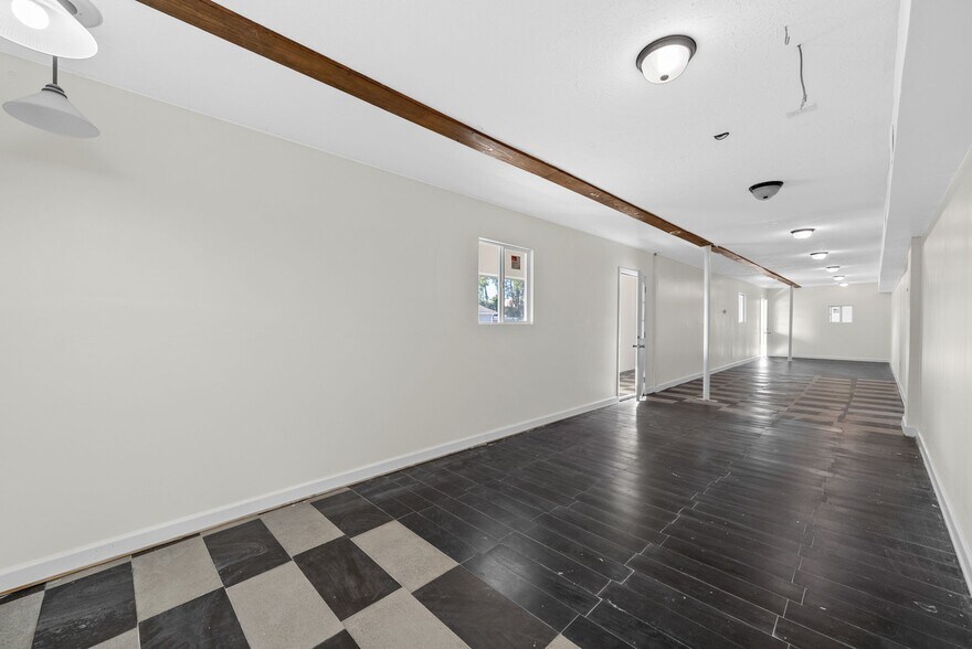 More Photos Of 124 10th St, Clarksville Flex For Sale