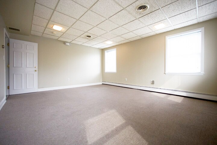 More Photos Of 5515 Selma Ave, Arbutus Office Residential For Sale