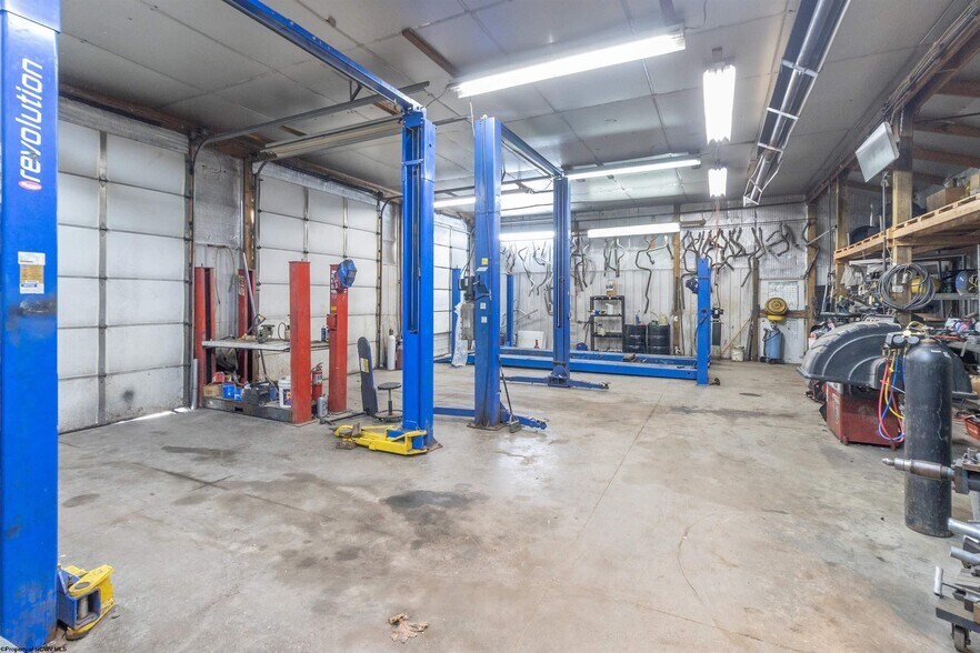 More Photos Of 109 Lodgeville Rd, Bridgeport Auto Repair For Sale