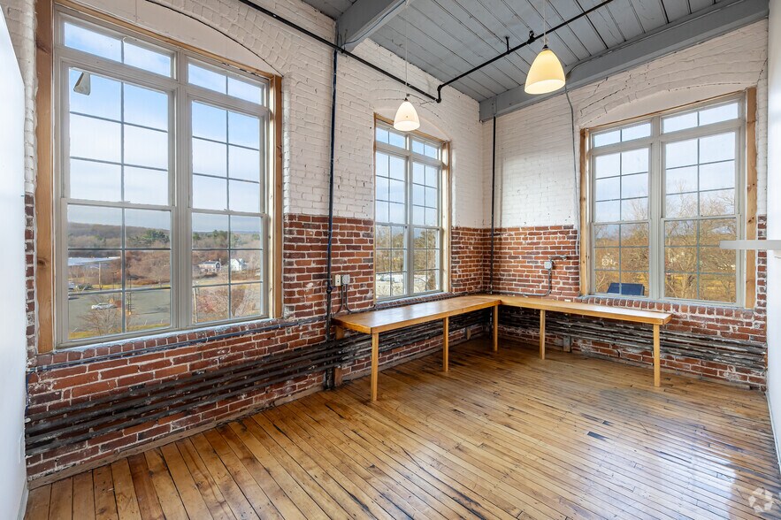 More Photos Of 221 Pine St, Florence Showroom For Lease