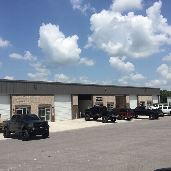 More Photos Of 4103 W Sunshine St, Springfield Warehouse For Lease