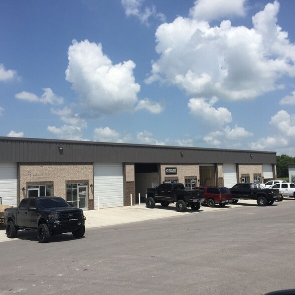 More Photos Of 4103 W Sunshine St, Springfield Warehouse For Lease