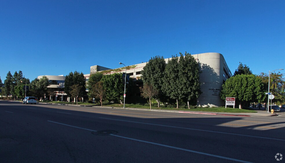 More Photos Of 10605 Balboa Blvd, Granada Hills Medical For Lease