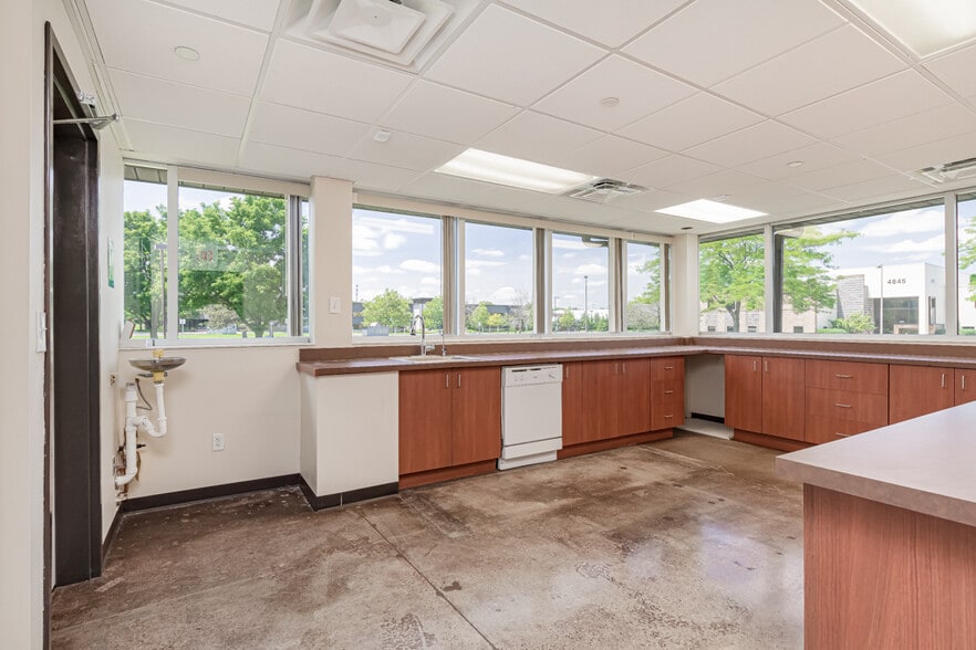 More Photos Of 4830 Knightsbridge Blvd, Columbus Medical For Lease