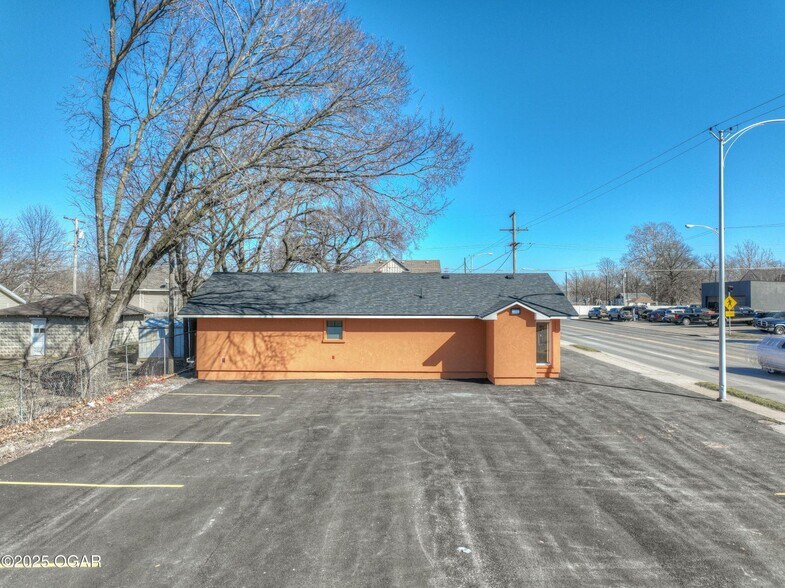 More Photos Of 1221 W 7th St, Joplin Freestanding For Sale