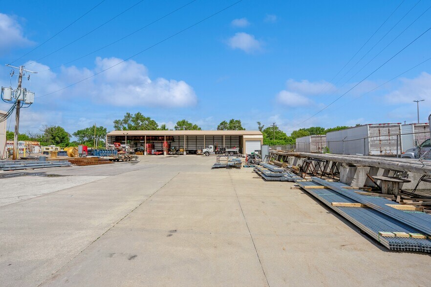 More Photos Of 2301 Fleur Dr, Des Moines Warehouse For Lease