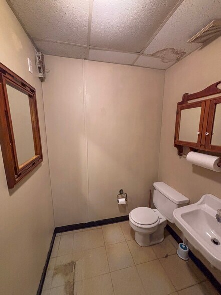 More Photos Of 111 Bowie St, De Kalb General Retail For Sale
