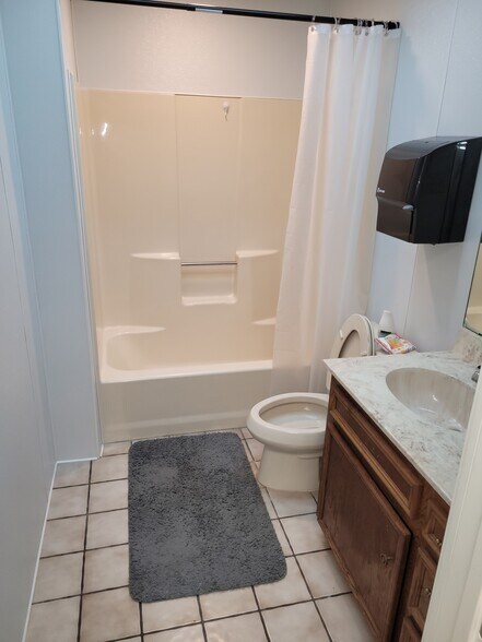 More Photos Of 4001 W Oak St, Palestine Self Storage For Lease