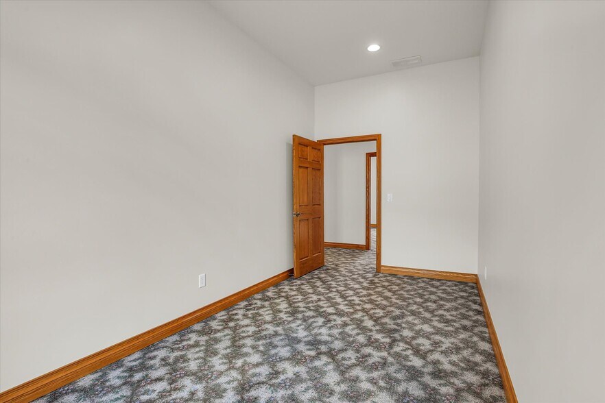 More Photos Of 606 W Oak St, Fairbury Office For Sale
