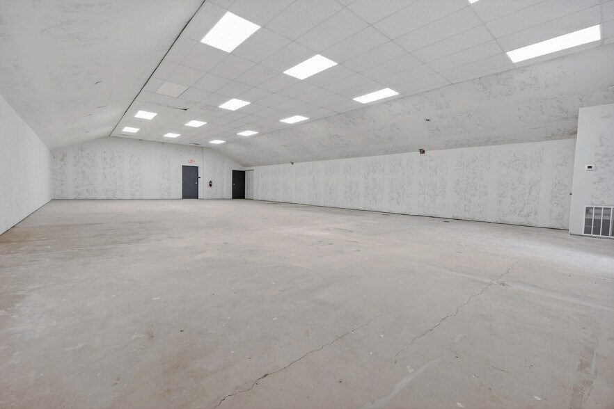 More Photos Of 4403-4411 SW 3rd St, Oklahoma City Showroom For Lease