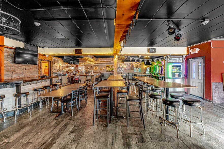 More Photos Of 6906 W 111th St, Worth Bar For Sale