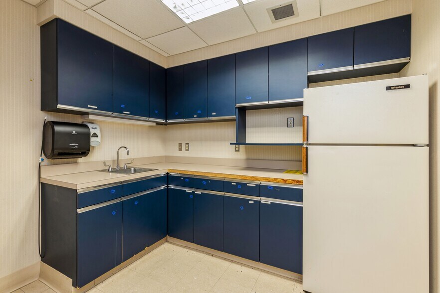 More Photos Of 4505 Douglas Ave, Des Moines General Retail For Sale